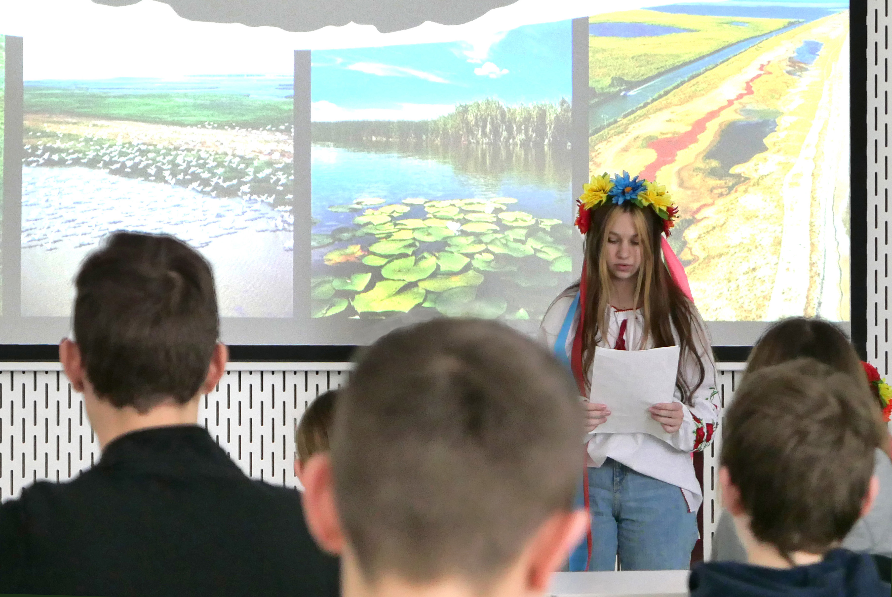 Des élèves ukrainiens présentent leur pays aux 9CO à Vouvry